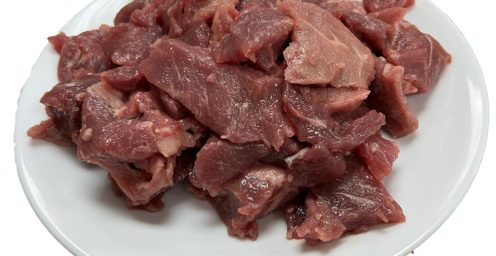 Picture of diced beef sirloin (raw) on a plate